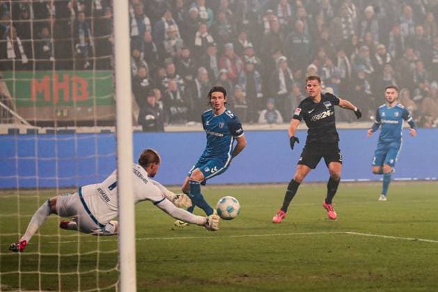 Florian Niederlechner (Hertha BSC Berlin,7) gegen Jean Hugonet (1. FC Magdeburg,24) und Torwart Dominik Reimann (1. FC Magdeburg,1) - 2. Fussball Bundesliga Saison 2024-2025 1. FC Magdeburg vs. Hertha BSC Berlin in der Avnet Arena in Magdeburg - Aktion,Fußball,Mann,Männer,Deutschland,29.11.2024