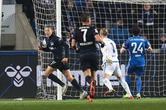 Derry Scherhant (Hertha BSC Berlin,39) - 2. Fussball Bundesliga Saison 2024-2025 1. FC Magdeburg vs. Hertha BSC Berlin in der Avnet Arena in Magdeburg - Aktion,Fußball,Mann,Männer,Deutschland,29.11.2024