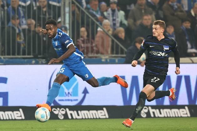 Daniel Heber (1. FC Magdeburg,15) gegen Michael Cuisance (Hertha BSC Berlin,27) - 2. Fussball Bundesliga Saison 2024-2025 1. FC Magdeburg vs. Hertha BSC Berlin in der Avnet Arena in Magdeburg - Aktion,Fußball,Mann,Männer,Deutschland,29.11.2024