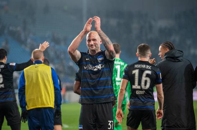 Fussball, Herren, Saison 2024 2025, 2. Bundesliga (14. Spieltag), 1. FC Magdeburg - Hertha BSC, Toni Leistner (Hertha BSC) bei den Fans, Jubel nach dem Abpfiff, 29.11. 2024,