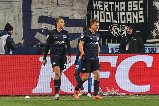 Torjubel - Torschütze Florian Niederlechner (Hertha BSC Berlin,7) trifft zum 1-2 mit Derry Scherhant (Hertha BSC Berlin,39) - 2. Fussball Bundesliga Saison 2024-2025 1. FC Magdeburg vs. Hertha BSC Berlin in der Avnet Arena in Magdeburg - Aktion,Fußball,Mann,Männer,Deutschland,29.11.2024