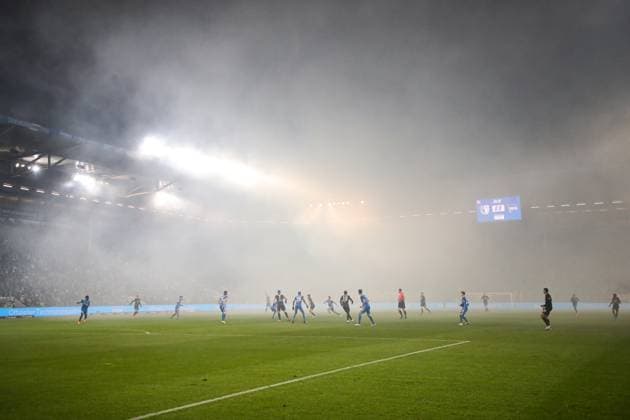 Referee Richard Hempel unterbricht das Spiel wegen des Pyronebels durch das zündeln von Pyrotechnik im Hertha BSC Berlin Fanblock - 2. Fussball Bundesliga Saison 2024-2025 1. FC Magdeburg vs. Hertha BSC Berlin in der Avnet Arena in Magdeburg - Aktion,Fußball,Mann,Männer,Deutschland,29.11.2024