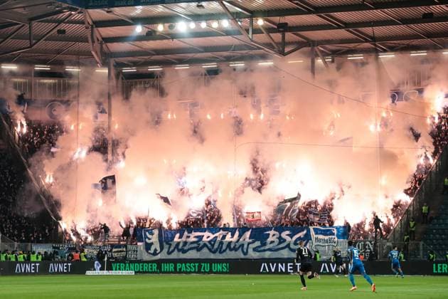 Pyrotechnik im Fanblock von Hertha BSC Berlin - 2. Fussball Bundesliga Saison 2024-2025 1. FC Magdeburg vs. Hertha BSC Berlin in der Avnet Arena in Magdeburg - Fußball,Mann,Männer,Deutschland,29.11.2024