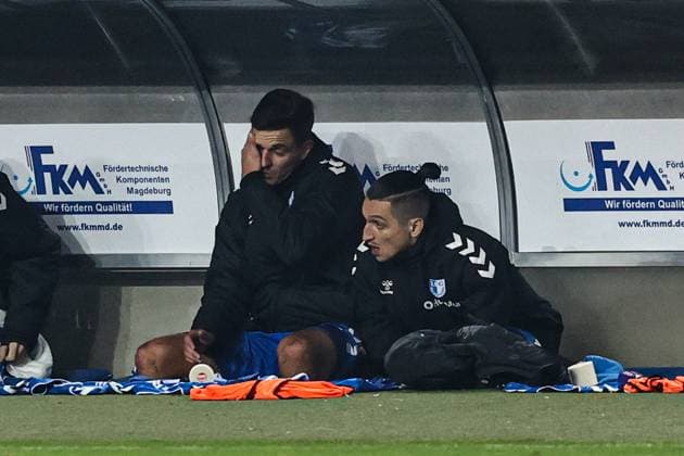Auswechslung - Tobias Müller (1. FC Magdeburg,5) mit Baris Atik (1. FC Magdeburg,23) - 2. Fussball Bundesliga Saison 2024-2025 1. FC Magdeburg vs. Hertha BSC Berlin in der Avnet Arena in Magdeburg - Fußball,Mann,Männer,Deutschland,29.11.2024