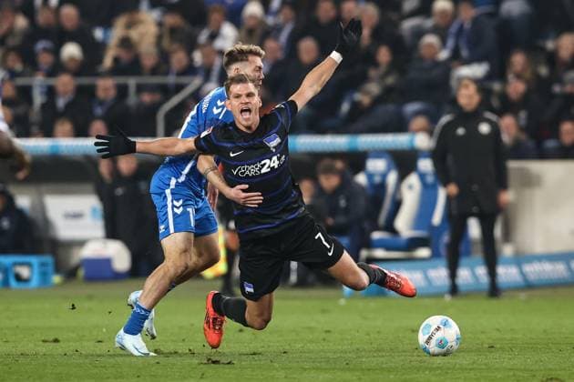 Florian Niederlechner (Hertha BSC Berlin,7) gegen Connor Krempicki (1. FC Magdeburg,13) - 2. Fussball Bundesliga Saison 2024-2025 1. FC Magdeburg vs. Hertha BSC Berlin in der Avnet Arena in Magdeburg - Aktion,Fußball,Mann,Männer,Deutschland,29.11.2024