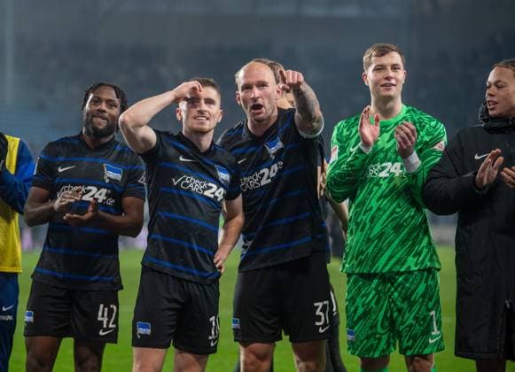 Fussball, Herren, Saison 2024 2025, 2. Bundesliga (14. Spieltag), 1. FC Magdeburg - Hertha BSC, v. l. Deyovaisio Zeefuik (Hertha BSC), Jonjoe Kenny (Hertha BSC), Toni Leistner (Hertha BSC), Torwart Tjark Ernst (Hertha BSC), Derry Scherhant (Hertha BSC) bei den Fans, Jubel nach dem Abpfiff, 29.11. 2024,