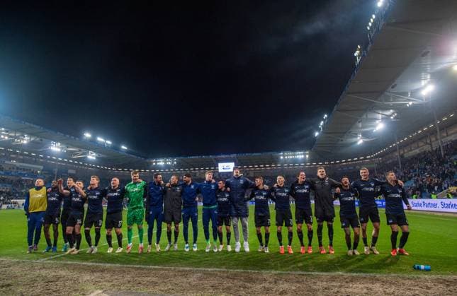 Fussball, Herren, Saison 2024 2025, 2. Bundesliga (14. Spieltag), 1. FC Magdeburg - Hertha bei den Fans, Jubel nach dem Abpfiff, 29.11. 2024,