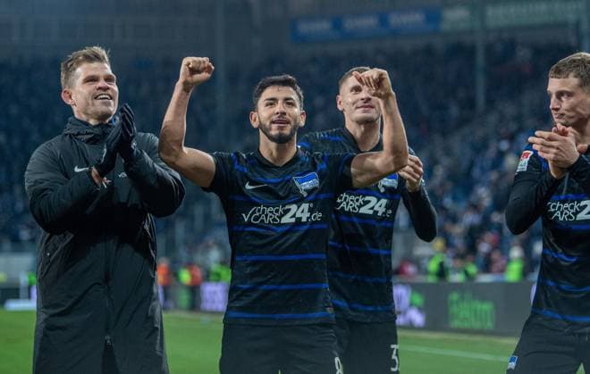 Fussball, Herren, Saison 2024 2025, 2. Bundesliga (14. Spieltag), 1. FC Magdeburg - Hertha BSC, v.l. Florian Niederlechner (Hertha BSC), Kevin Sessa (Hertha BSC), Marton Dardai (Hertha BSC), Michael Cuisance (Hertha BSC), Jubel nach Abpfiff, 29.11. 2024,