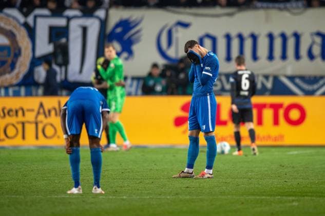 Fussball, Herren, Saison 2024 2025, 2. Bundesliga (14. Spieltag), 1. FC Magdeburg - Hertha BSC, v.l. Pierre Nadjombe (1. FC Magdeburg), Falko Michel (1. FC Magdeburg), Enttäuschung nach Abpfiff, 29.11. 2024,