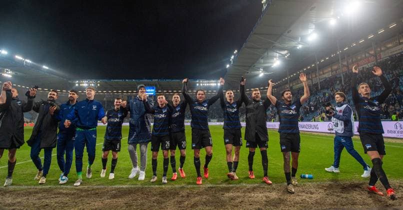 Fussball, Herren, Saison 2024 2025, 2. Bundesliga (14. Spieltag), 1. FC Magdeburg - Hertha bei den Fans, Jubel nach dem Abpfiff, 29.11. 2024,
