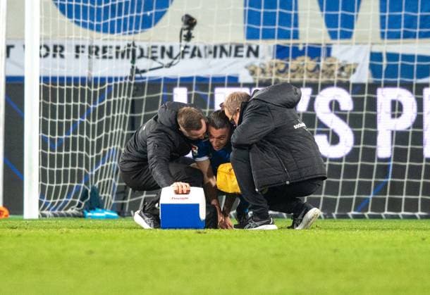 Fussball, Herren, Saison 2024 2025, 2. Bundesliga (14. Spieltag), 1. FC Magdeburg - Hertha BSC, Baris Atik (1. FC Magdeburg) wird nach Abpfiff behandelt, 29.11. 2024,