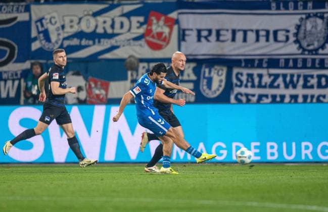 Fussball, Herren, Saison 2024 2025, 2. Bundesliga (14. Spieltag), 1. FC Magdeburg - Hertha BSC, Mohammed El Hankouri (1. FC Magdeburg) erzielt das Tor zum 1:0 gegen Toni Leistner (Hertha BSC), 29.11. 2024,