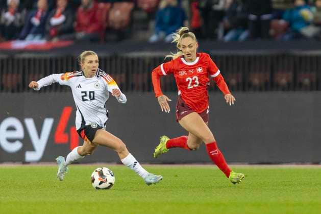 Sport Themen der Woche KW48 Sport Bilder des Tages 29 11 2024, Zurich, Letzigrund, Friendly: Switzerland - Germany, 23 Alisha Lehmann of Switzerland and 20 Elisa Senss of Germany battle for the ball (duel) Zurich Letzigrund Zurich Switzerland *** 29 11 2024, Zurich, Letzigrund, Friendly Switzerland Germany, 23 Alisha Lehmann of Switzerland and 20 Elisa Senss of Germany battle for the ball duel Zurich Letzigrund Zurich Switzerland Copyright: xJustPictures.ch PascalxKesselmarkx jp-en-PaKe-FIM_0847