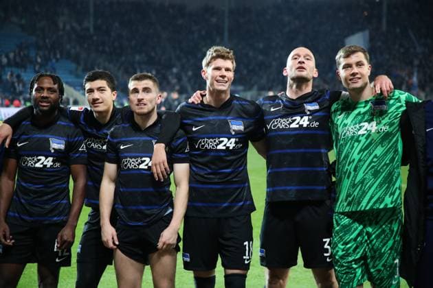 v.l. Deyovaisio Zeefuik (Hertha BSC Berlin,42), Ibrahim Maza (Hertha BSC Berlin,10), Jonjoe Kenny (Hertha BSC Berlin,16), Luca Schuler (Hertha BSC,18), Toni Leistner (Hertha BSC Berlin,37), Torwart Tjark Ernst (Hertha BSC,1) - 2. Fussball Bundesliga Saison 2024-2025 1. FC Magdeburg vs. Hertha BSC Berlin in der Avnet Arena in Magdeburg - Aktion,Fußball,Mann,Männer,Deutschland,29.11.2024