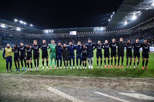 Die Mannschaft von Hertha BSC Berlin feiert vor dem Fanblock - 2. Fussball Bundesliga Saison 2024-2025 1. FC Magdeburg vs. Hertha BSC Berlin in der Avnet Arena in Magdeburg - Aktion,Fußball,Mann,Männer,Deutschland,29.11.2024
