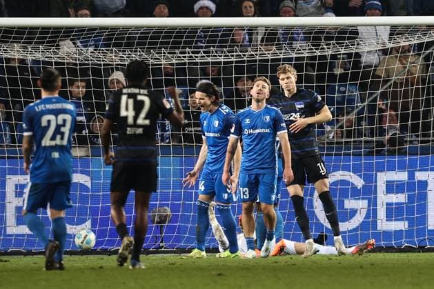 Torschütze Luca Schuler (Hertha BSC,18) trifft zum 1-3, Connor Krempicki (1. FC Magdeburg,13) und Jean Hugonet (1. FC Magdeburg,24) stehen enttäuscht daneben - 2. Fussball Bundesliga Saison 2024-2025 1. FC Magdeburg vs. Hertha BSC Berlin in der Avnet Arena in Magdeburg - Aktion,Fußball,Mann,Männer,Deutschland,29.11.2024