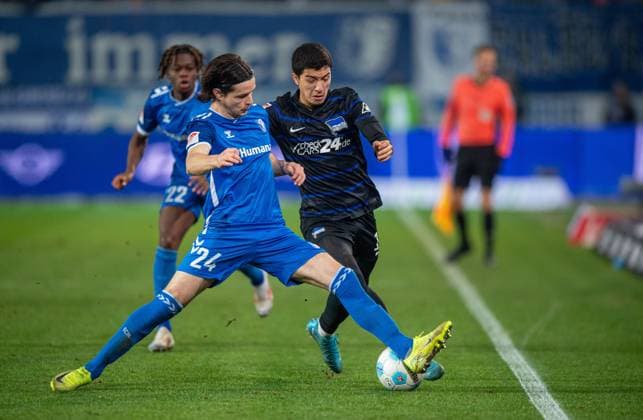 Fussball, Herren, Saison 2024 2025, 2. Bundesliga (14. Spieltag), 1. FC Magdeburg - Hertha BSC, v.l. Jean Hugonet (1. FC Magdeburg), Ibrahim Maza (Hertha BSC), 29.11. 2024,