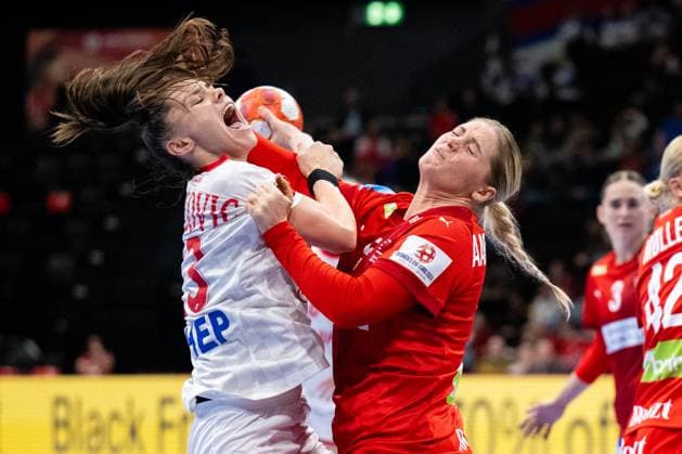 Bilder des Jahres 2024, Sport 11 November Sport Themen der Woche KW48 Sport Bilder des Tages 29 11 2024, Basel, St. Jakobshalle, Women s EHF Euro 2024: Denmark - Croatia, 23 Katarina Pavlovic (Croatia, left) in action against 5 Sarah Iversen (Denmark, right) Basel St. Jakobshalle Basel Switzerland *** 29 11 2024, Basel, St Jakobshalle, Women s EHF Euro 2024 Denmark Croatia, 23 Katarina Pavlovic Croatia, left in action against 5 Sarah Iversen Denmark, right Basel St Jakobshalle Basel Switzerland Copyright: xJustPictures.ch KjetilxWaberx jp-en-KjWa-SF_241129_91584
