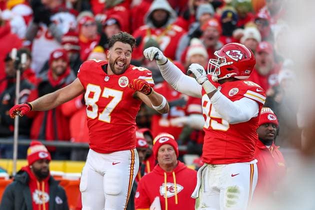 Bilder des Jahres 2024, Sport 11 November Sport Themen der Woche KW48 Sport Bilder des Tages NFL, American Football Herren, USA 2024: Raiders vs Chiefs NOV 29 November 29, 2024: Kansas City Chiefs tight end Travis Kelce (87) and Kansas City Chiefs defensive tackle Chris Jones (95) react to a quarterback sack by Jones during the first half against the Las Vegas Raiders at GEHA Field at Arrowhead Stadium in Kansas City, MO. David Smith CSM (Credit Image: Â David Smith Cal Media) Kansas City Mo United States of America EDITORIAL USE ONLY Copyright: xx ZUMA-20241129_zma_c04_073.jpg DavidxSmithx csmphotothree326793