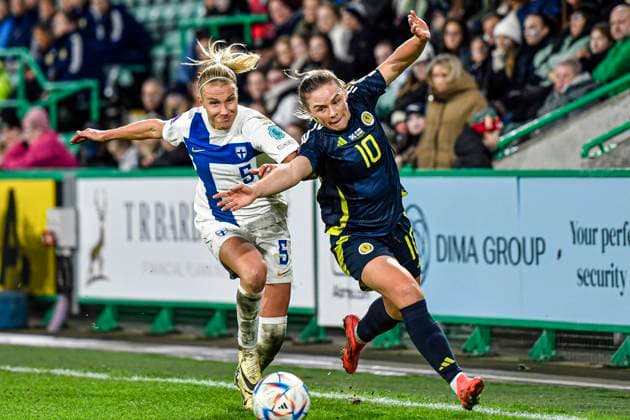 Bilder des Jahres 2024, Sport 11 November Sport Themen der Woche KW48 Sport Bilder des Tages Scotland Women v Finland Women UEFA Women s Euros 2025 Qualifiers Kirsty Hanson of Scotland Women and Emma Koivisto of Finland Women battle for the ball during the UEFA Women s Euros 2025 Qualifiers Play-off Round Two First Leg match at Easter Road, Edinburgh UK Newspapers OUT Copyright: xJamiexJohnstonx FIL-21007-0127
