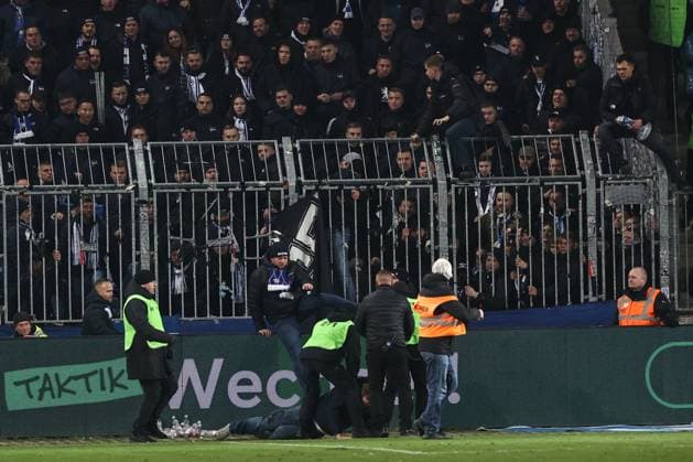 Ein Fan vom 1. FC Magdeburg rennt nach dem Spiel zum Fanblock von Hertha BSC Berlin, er wird kurz vor dem Fanblock von Ordnern gestoppt - 2. Fussball Bundesliga Saison 2024-2025 1. FC Magdeburg vs. Hertha BSC Berlin in der Avnet Arena in Magdeburg - Fußball,Mann,Männer,Deutschland,29.11.2024