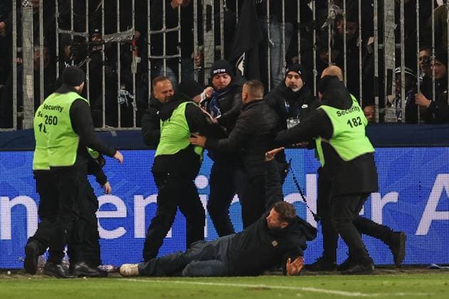 Ein Fan vom 1. FC Magdeburg rennt nach dem Spiel zum Fanblock von Hertha BSC Berlin, er wird kurz vor dem Fanblock von Ordnern gestoppt - 2. Fussball Bundesliga Saison 2024-2025 1. FC Magdeburg vs. Hertha BSC Berlin in der Avnet Arena in Magdeburg - Fußball,Mann,Männer,Deutschland,29.11.2024