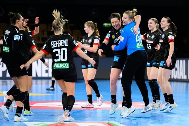 Bilder des Jahres 2024, Sport 11 November Sport Themen der Woche KW48 Sport Bilder des Tages Innsbruck, Oesterreich: Handball EM Frauen - Vorrunde Gruppe F - Deutschland - Ukraine Jenny Behrend (Deutschland), Alina Grijseels (Deutschland), Torhueterin Katharina Filter (Deutschland) Schlussjubel Schlußjubel Emotion Freude Innsbruck Olympiahalle Oesterreich *** Innsbruck, Austria Handball European Championship Women Preliminary Round Group F Germany Ukraine Jenny Behrend Germany , Alina Grijseels Germany , Goalkeeper Katharina Filter Germany Final Cheers Final Cheers Emotion Joy Innsbruck Olympiahalle Oesterreich