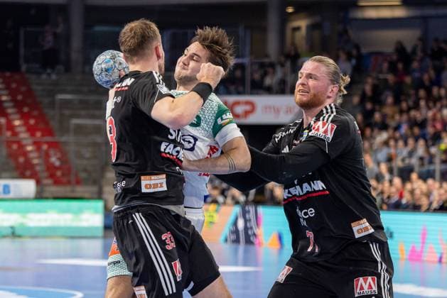 Ludvig Hallbaeck (Frisch Auf! Goeppingen, 20) wird von Nikolai Link (HC Erlangen, 33) und Maciej Gebala (HC Erlangen, 77) am Kreis gestoppt. HC Erlangen vs. FRISCH AUF Goeppingen, Handball, 1. Handball Bundesliga, Saison 2024 2025, 12. Spieltag, 29.11.2024 HC Erlangen vs. FRISCH AUF Goeppingen, Handball, 1. Handball Bundesliga, Saison 2024 2025, 12. Spieltag, 29.11.2024 Nuernberg Copyright: xEibner-Pressefoto ArdanxFuessmanx EP_AFN