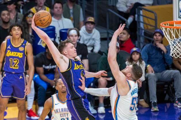 Sport Themen der Woche KW48 Sport Bilder des Tages November 29, 2024, Los Angeles, California, USA: Los Angeles Lakers Dalton Knecht 4 goes up against Oklahoma City Thunder s Isaiah Hartenstein 55 during an NBA, Basketball Herren, USA basketball game at Crypto.com Arena on Friday, Nov. 29, 2024 in Los Angeles. Los Angeles USA - ZUMAc68_ 20241129_zaf_c68_039 Copyright: xRingoxChiux