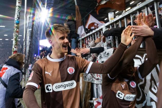 Fußball I Herren I Saison 2024-2025 I Bundesliga I 12. Spieltag I FC St. Pauli - Holstein Kiel I 29.11.2024 Erik Ahlstrand (20, FC St. Pauli) klatscht bei den Fans ab. Hamburg Millerntor-Stadion Hamburg Deutschland Copyright: xLobecax xHenningxRohlfsx