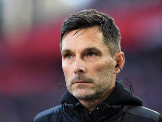 Trainer Stefan Leitl (Hannover 96) schaut waehrend des Spiels der 2. Bundesliga zwischen 1. FC Köln und Hannover 96 im RheinEnergieStadion am 30. November 2024 in Köln, Deutschland. (Foto von Ralf Treese DeFodi Images) +++ Trainer Stefan Leitl (Hannover 96) looks on during the 2. Bundesliga match between 1. FC Köln and Hannover 96 at RheinEnergieStadion on November 30, 2024 in Cologne, Germany. (Photo by Ralf Treese DeFodi Images) DFB DFL REGULATIONS PROHIBIT ANY USE OF PHOTOGRAPHS AS IMAGE SEQUENCES AND OR QUASI-VIDEO. Defodi-521_KOEH9620241130_005