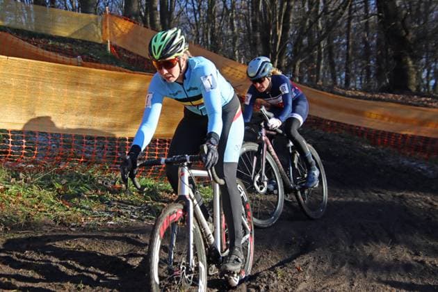 Radcross-Weltmeisterschaften der Masters in Hamburg, Frauen, Altersklassen 45-49 und 50-54: Kristien Nelen (Nr. 1 Belgien), AK45-49, dahinter Cordula Biermann (Nr. 61 RSC Kattenberg), AK 50-54.