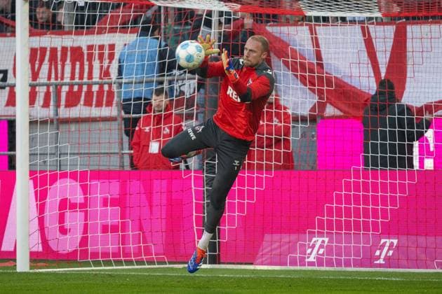 30.11.2024, Fussball: 2. Bundesliga, Saison 2024 2025, 14. Spieltag, 1. FC Köln vs. Hannover 96 im RheinEnergieStadion in Köln. Marvin Schwaebe (1. FC Koeln, 01) beim Aufwaermen. Wichtiger Hinweis: Gemaess den Vorgaben der DFL Deutsche Fussball Liga bzw. des DFB Deutscher Fussball-Bund ist es untersagt, in dem Stadion und oder vom Spiel angefertigte Fotoaufnahmen in Form von Sequenzbildern und oder videoaehnlichen Fotostrecken zu verwerten bzw. verwerten zu lassen. Foto: Kirchner-Media TH