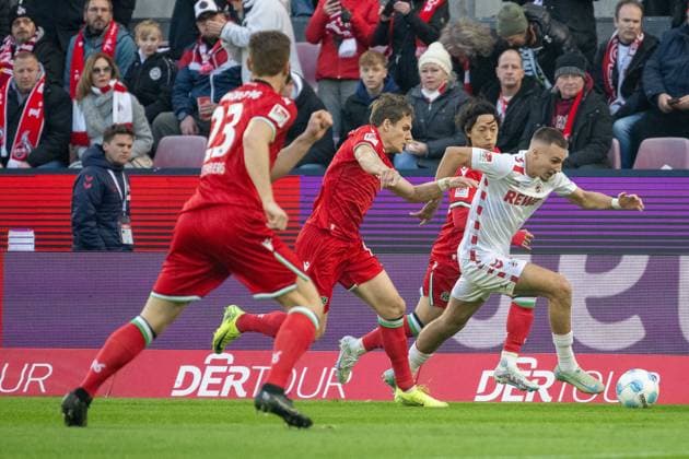 30.11.2024, Fussball: 2. Bundesliga, Saison 2024 2025, 14. Spieltag, 1. FC Köln vs. Hannover 96 im RheinEnergieStadion in Köln. Zweikampf zwischen Max Christensen (Hannover 96, 13), Tim Lemperle (1. FC Koeln, 19) und Sei Muroya (Hannover 96, 21). Wichtiger Hinweis: Gemaess den Vorgaben der DFL Deutsche Fussball Liga bzw. des DFB Deutscher Fussball-Bund ist es untersagt, in dem Stadion und oder vom Spiel angefertigte Fotoaufnahmen in Form von Sequenzbildern und oder videoaehnlichen Fotostrecken zu verwerten bzw. verwerten zu lassen. Foto: Kirchner-Media TH