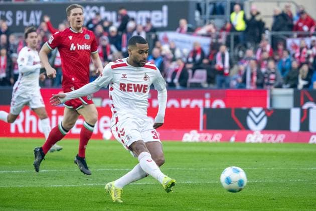 30.11.2024, Fussball: 2. Bundesliga, Saison 2024 2025, 14. Spieltag, 1. FC Köln vs. Hannover 96 im RheinEnergieStadion in Köln. Linton Maina (1. FC Koeln, 37) kommt zwar zum Schuss. Doch leider ist es Abseits. Wichtiger Hinweis: Gemaess den Vorgaben der DFL Deutsche Fussball Liga bzw. des DFB Deutscher Fussball-Bund ist es untersagt, in dem Stadion und oder vom Spiel angefertigte Fotoaufnahmen in Form von Sequenzbildern und oder videoaehnlichen Fotostrecken zu verwerten bzw. verwerten zu lassen. Foto: Kirchner-Media TH