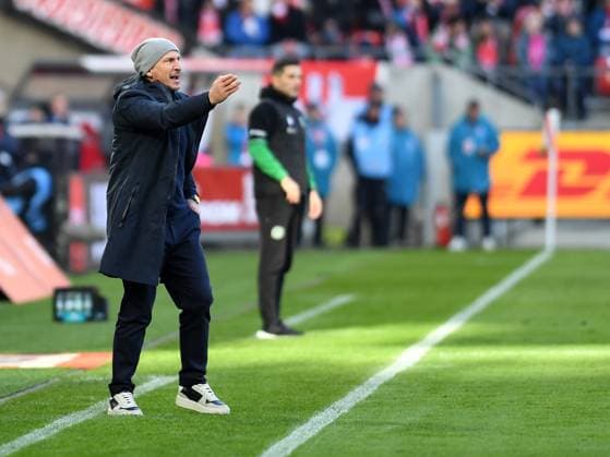 Trainer Gerhard Struber (1. FC Koeln) gestikuliert, gestik waehrend des Spiels der 2. Bundesliga zwischen 1. FC Köln und Hannover 96 im RheinEnergieStadion am 30. November 2024 in Köln, Deutschland. (Foto von Ralf Treese DeFodi Images) +++ Trainer Gerhard Struber (1. FC Koeln) gestures during the 2. Bundesliga match between 1. FC Köln and Hannover 96 at RheinEnergieStadion on November 30, 2024 in Cologne, Germany. (Photo by Ralf Treese DeFodi Images) DFB DFL REGULATIONS PROHIBIT ANY USE OF PHOTOGRAPHS AS IMAGE SEQUENCES AND OR QUASI-VIDEO. Defodi-521_KOEH9620241130_009