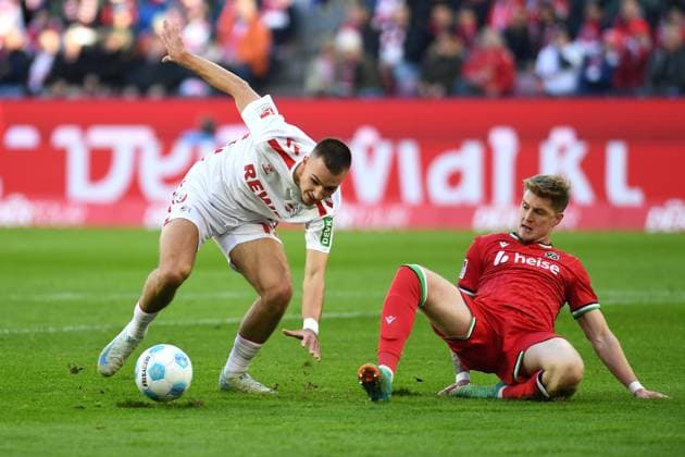 Tim Lemperle (1. FC Koeln) und Josh Knight (Hannover 96) im Zweikampf waehrend des Spiels der 2. Bundesliga zwischen 1. FC Köln und Hannover 96 im RheinEnergieStadion am 30. November 2024 in Köln, Deutschland. (Foto von Ralf Treese DeFodi Images) +++ Tim Lemperle (1. FC Koeln) und Josh Knight (Hannover 96) battle for the ball during the 2. Bundesliga match between 1. FC Köln and Hannover 96 at RheinEnergieStadion on November 30, 2024 in Cologne, Germany. (Photo by Ralf Treese DeFodi Images) DFB DFL REGULATIONS PROHIBIT ANY USE OF PHOTOGRAPHS AS IMAGE SEQUENCES AND OR QUASI-VIDEO. Defodi-521_KOEH9620241130_010