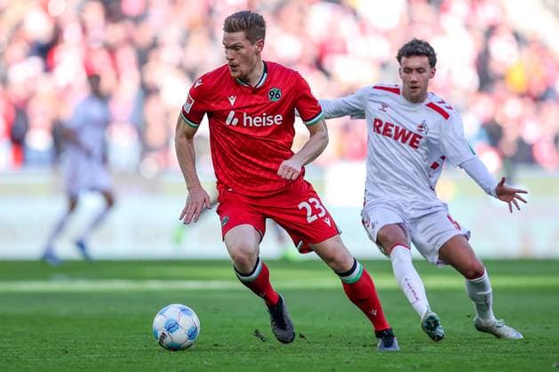 30.11.2024, Fußball, 1. FC Köln - Hannover 96, 2. Fußball Bundesliga, RheinEnergieSTADION, Saison 2024 2025: Zweikampf Marcel Halstenberg (Hannover 23) gegen Luca Waldschmidt (1.FC Köln 9) DFB regulations prohibit any use of photographs as image sequences and or quasi-video. Nordrhein-Westfalen Deutschland
