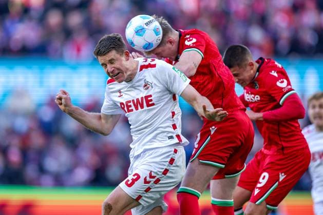 30.11.2024, Fußball, 1. FC Köln - Hannover 96, 2. Fußball Bundesliga, RheinEnergieSTADION, Saison 2024 2025: Zweikampf Kopfball Dominique Heintz (1.FC Köln 3) gegen Josh Knight (Hannover 2) und Nicolo Tresoldi (Hannover 9) DFB regulations prohibit any use of photographs as image sequences and or quasi-video. Nordrhein-Westfalen Deutschland