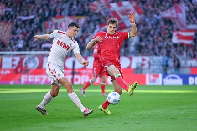 30.11.2024, Fussball, 2. Bundesliga, 14. Spieltag Saison 2024 2025, 1.FC Köln - Hannover 96, Eric Martel (1. FC Köln), Enzo Leopold (Hannover 96) xRHR-FOTO TKx