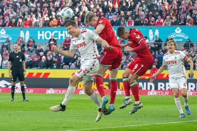 30.11.2024, Fussball: 2. Bundesliga, Saison 2024 2025, 14. Spieltag, 1. FC Köln vs. Hannover 96 im RheinEnergieStadion in Köln. Josh Knight (Hannover 96, 02) gewinnt das Kopfballduell gegen Dominique Heintz (1. FC Koeln, 03). Wichtiger Hinweis: Gemaess den Vorgaben der DFL Deutsche Fussball Liga bzw. des DFB Deutscher Fussball-Bund ist es untersagt, in dem Stadion und oder vom Spiel angefertigte Fotoaufnahmen in Form von Sequenzbildern und oder videoaehnlichen Fotostrecken zu verwerten bzw. verwerten zu lassen. Foto: Kirchner-Media TH