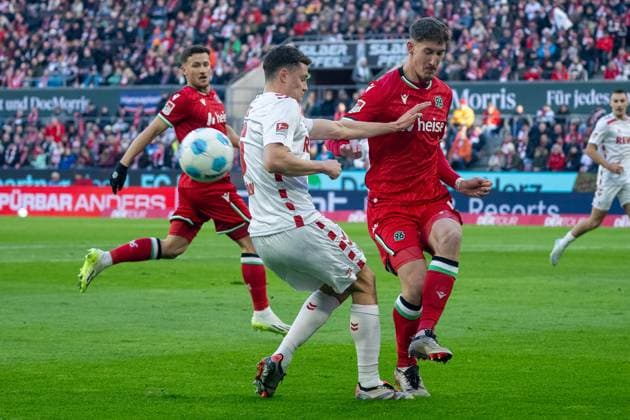 30.11.2024, Fussball: 2. Bundesliga, Saison 2024 2025, 14. Spieltag, 1. FC Köln vs. Hannover 96 im RheinEnergieStadion in Köln. Phil Yannik Neumann (Hannover 96, 05) klaert den Ball vor Eric Martel (1. FC Koeln, 06). Wichtiger Hinweis: Gemaess den Vorgaben der DFL Deutsche Fussball Liga bzw. des DFB Deutscher Fussball-Bund ist es untersagt, in dem Stadion und oder vom Spiel angefertigte Fotoaufnahmen in Form von Sequenzbildern und oder videoaehnlichen Fotostrecken zu verwerten bzw. verwerten zu lassen. Foto: Kirchner-Media TH