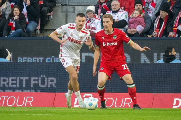 30.11.2024, Fussball: 2. Bundesliga, Saison 2024 2025, 14. Spieltag, 1. FC Köln vs. Hannover 96 im RheinEnergieStadion in Köln. Zweikampf zwischen Tim Lemperle (1. FC Koeln, 19) und Marcel Halstenberg (Hannover 96, 23). Wichtiger Hinweis: Gemaess den Vorgaben der DFL Deutsche Fussball Liga bzw. des DFB Deutscher Fussball-Bund ist es untersagt, in dem Stadion und oder vom Spiel angefertigte Fotoaufnahmen in Form von Sequenzbildern und oder videoaehnlichen Fotostrecken zu verwerten bzw. verwerten zu lassen. Foto: Kirchner-Media TH