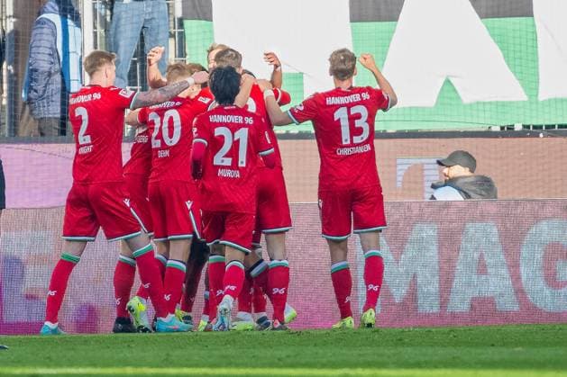 30.11.2024, Fussball: 2. Bundesliga, Saison 2024 2025, 14. Spieltag, 1. FC Köln vs. Hannover 96 im RheinEnergieStadion in Köln. Die Hannoveraner Spieler bejubeln das Ror zum 1:0. Wichtiger Hinweis: Gemaess den Vorgaben der DFL Deutsche Fussball Liga bzw. des DFB Deutscher Fussball-Bund ist es untersagt, in dem Stadion und oder vom Spiel angefertigte Fotoaufnahmen in Form von Sequenzbildern und oder videoaehnlichen Fotostrecken zu verwerten bzw. verwerten zu lassen. Foto: Kirchner-Media TH