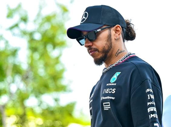 Sport Bilder des Tages Formula One Qatar Grand Prix - Sprint and Race Qualifying The British Formula One driver Lewis Hamilton of Mercedes arrives at the paddock ahead of the Sprint race at the Lusail International Circuit racetrack in Lusail, Qatar, 30 November 2024. The Formula 1 Qatar Grand Prix will be held on 01 December 2024. LUSAIL QATAR Copyright: xNOUSHADxTHEKKAYILx QTR 1