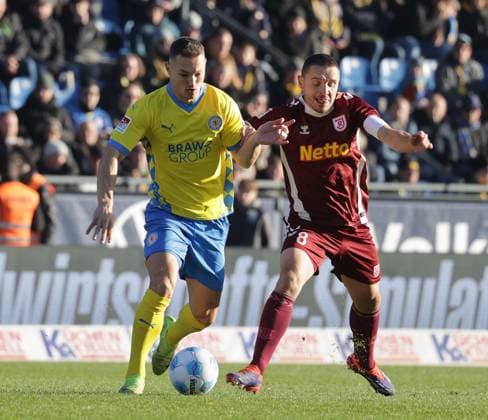 Sven Koehler (Eintracht Braunschweig), Andreas Geipl (SSV Jahn Regensburg) Fussball, Herren, Saison 2024 2025 2.BL, Eintracht Stadion, Eintracht Braunschweig gegen SSV Jahn Regensburg DFL REGULATIONS PROHIBIT ANY USE OF PHOTOGRAPHS AS IMAGE SEQUENCES AND OR QUASI-VIDEO.