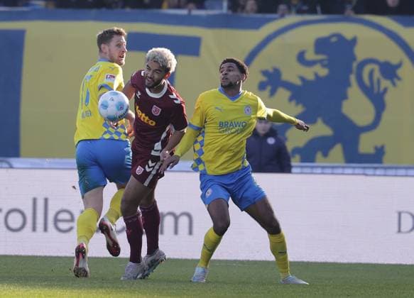 Sebastian Polter (Eintracht Braunschweig), Bryan Hein (SSV Jahn Regensburg), Sanoussy Ba (Eintracht Braunschweig) Fussball, Herren, Saison 2024 2025 2.BL, Eintracht Stadion, Eintracht Braunschweig gegen SSV Jahn Regensburg DFL REGULATIONS PROHIBIT ANY USE OF PHOTOGRAPHS AS IMAGE SEQUENCES AND OR QUASI-VIDEO.