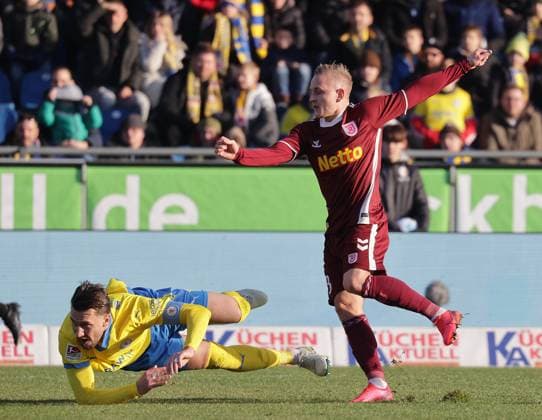 Ermin Bicakcic (Eintracht Braunschweig) blockt den Schuss von Kai Proeger (SSV Jahn Regensburg) Fussball, Herren, Saison 2024 2025 2.BL, Eintracht Stadion, Eintracht Braunschweig gegen SSV Jahn Regensburg DFL REGULATIONS PROHIBIT ANY USE OF PHOTOGRAPHS AS IMAGE SEQUENCES AND OR QUASI-VIDEO.