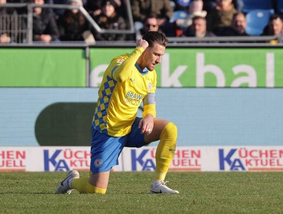 Ermin Bicakcic (Eintracht Braunschweig) blockt den Schuss von Kai Proeger (SSV Jahn Regensburg) Fussball, Herren, Saison 2024 2025 2.BL, Eintracht Stadion, Eintracht Braunschweig gegen SSV Jahn Regensburg DFL REGULATIONS PROHIBIT ANY USE OF PHOTOGRAPHS AS IMAGE SEQUENCES AND OR QUASI-VIDEO.