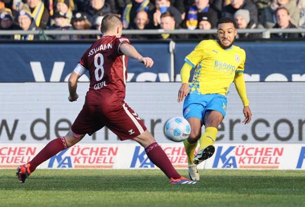 Eintracht BS vs SSV Jahn Regensburg Braunschweig, 30.11.2024, Fußball, Saison 24 25, 2. Bundesliga, 14. Spieltag, Eintracht Braunschweig vs SSV Jahn Regensburg, Bild zeigt: Leon Bell Bell (BTSV, 19) Braunschweig